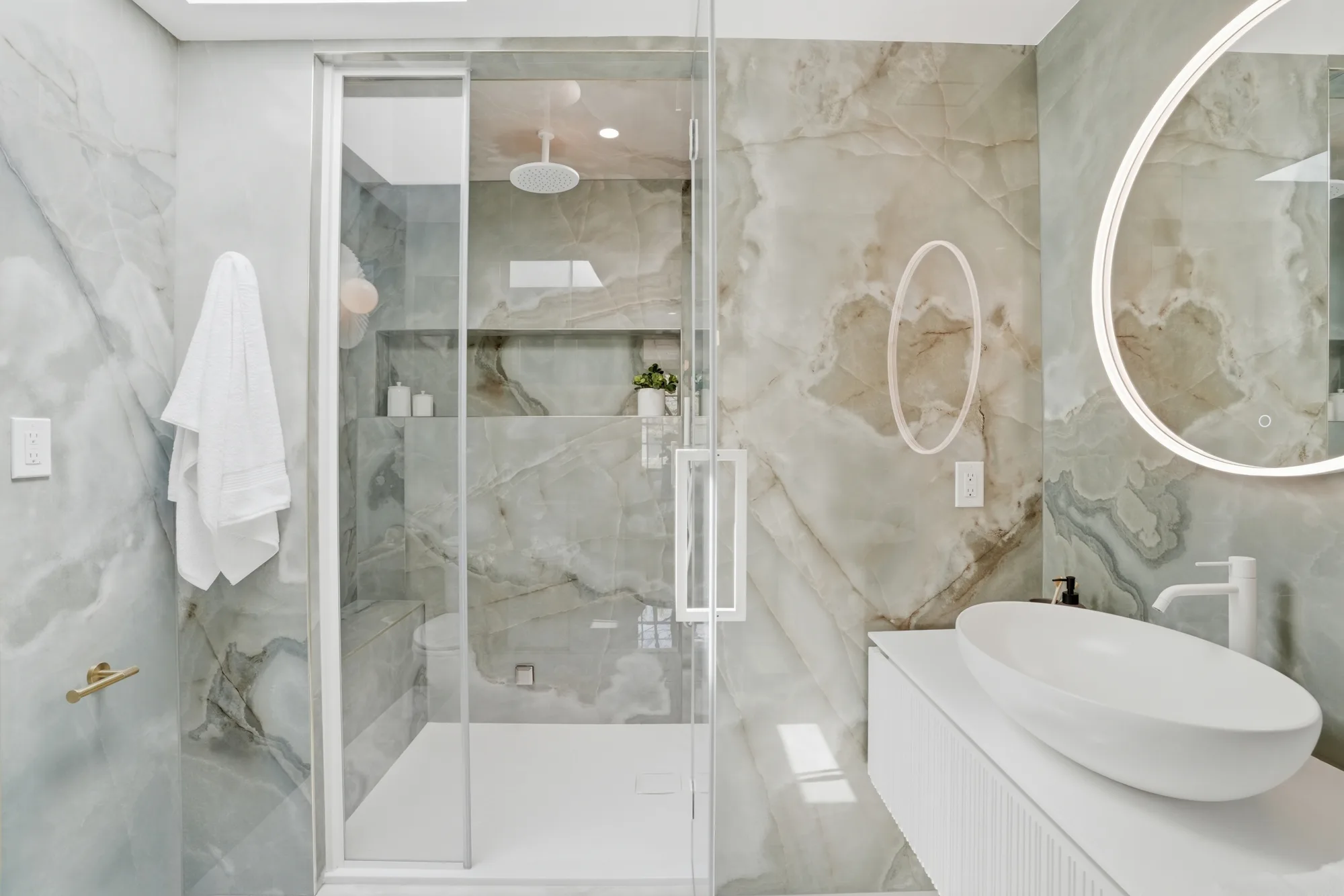 Stone-slab bath with round mirror and vessel sink at Casa Ulivo